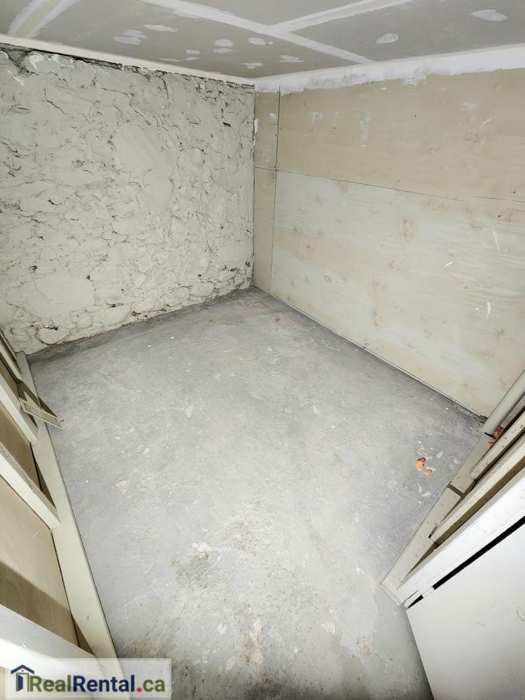 Large secure Indoor self storage in Shelburne