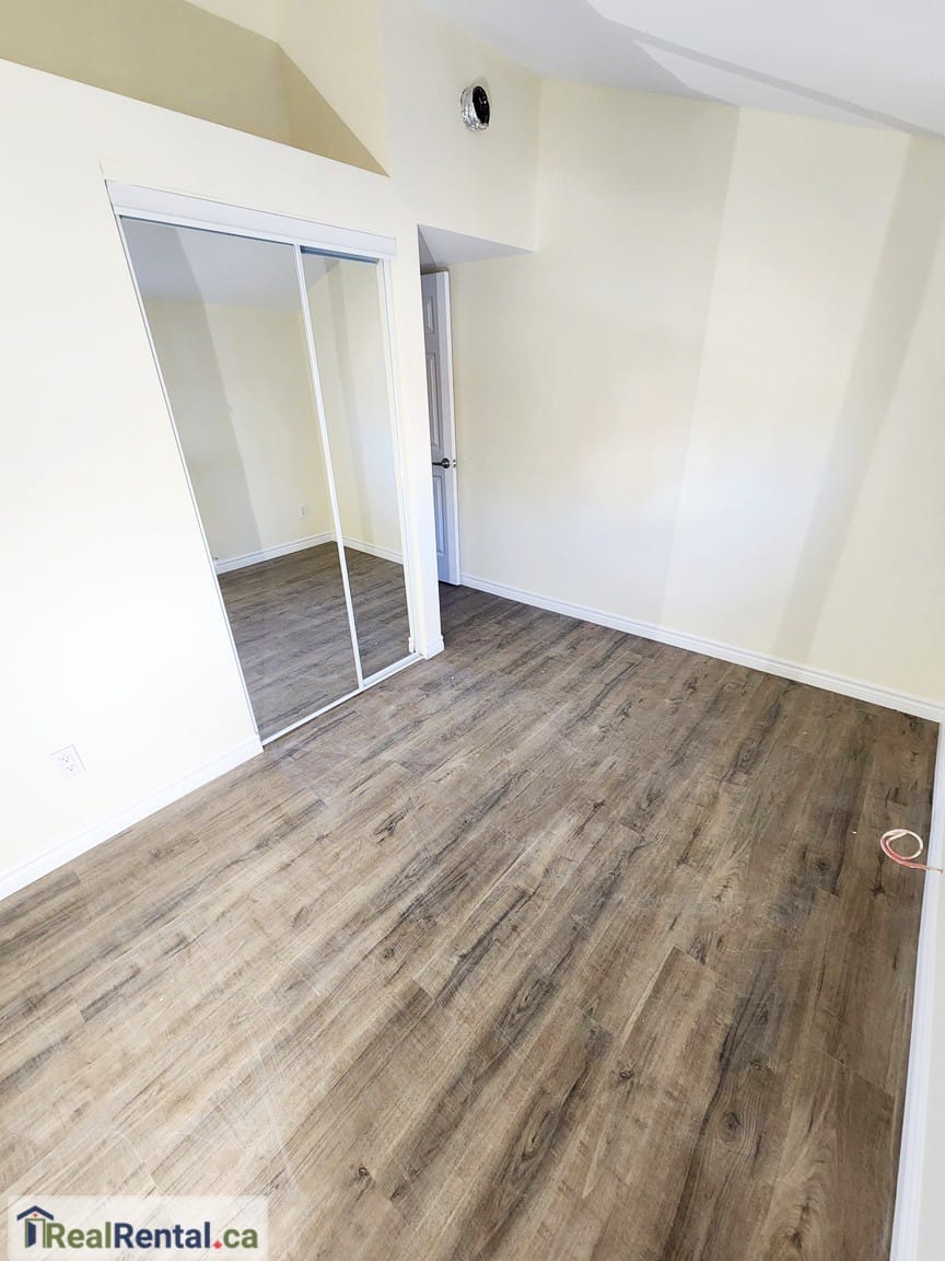 Large 1 Bedroom Plus Den Apartment for Rent in Shelburne – 209-124 Owen Sound St